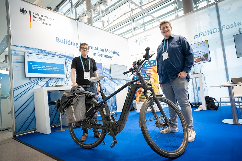 Abbildung 4:Mit dem Fahrrad auf dem ITF Bildquelle: BMDV Abbildung 4:Mit dem Fahrrad auf dem ITF Bildquelle: BMDV